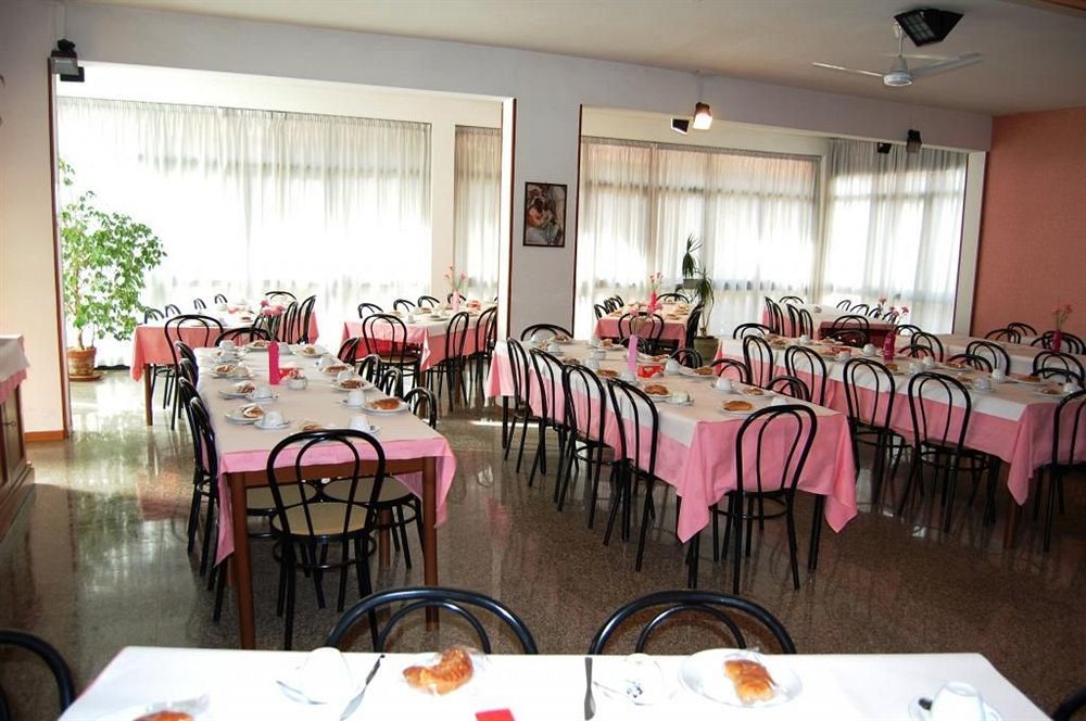 Hotel Albatros Каленцано Екстериор снимка