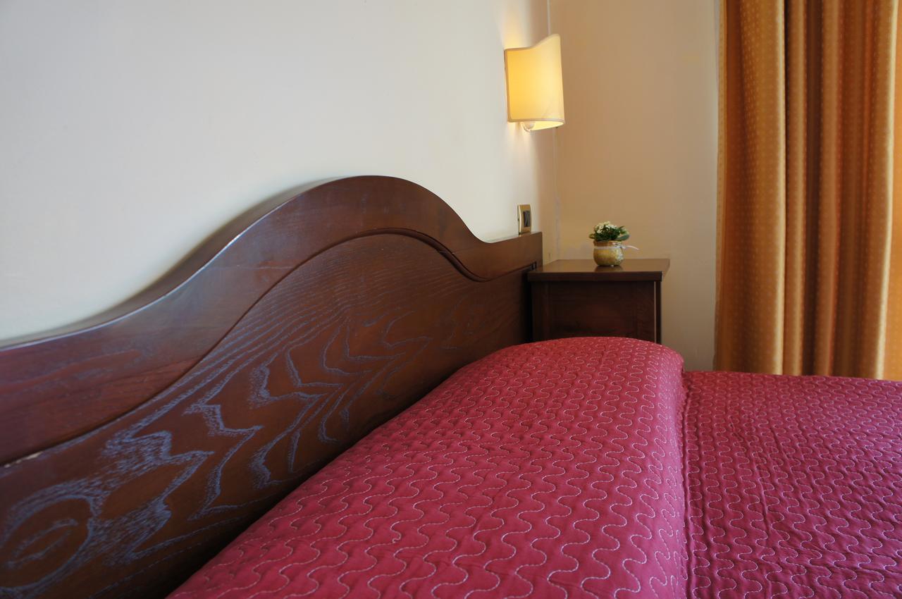Hotel Albatros Каленцано Екстериор снимка