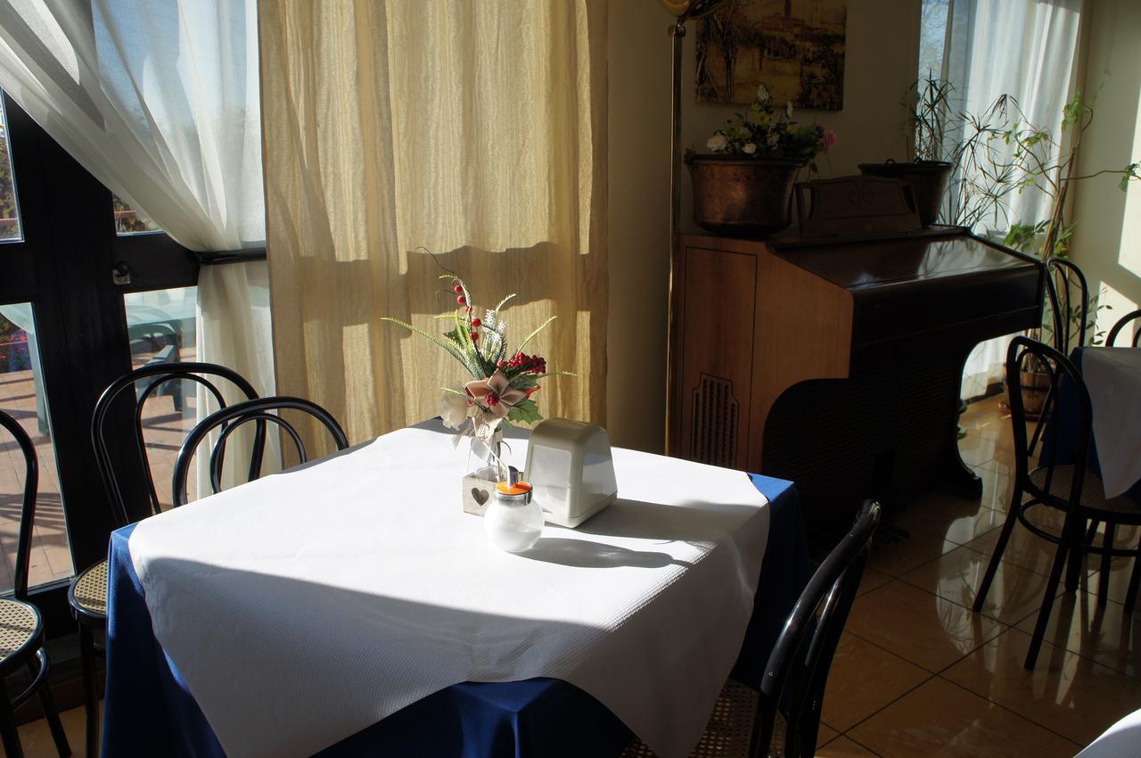 Hotel Albatros Каленцано Екстериор снимка
