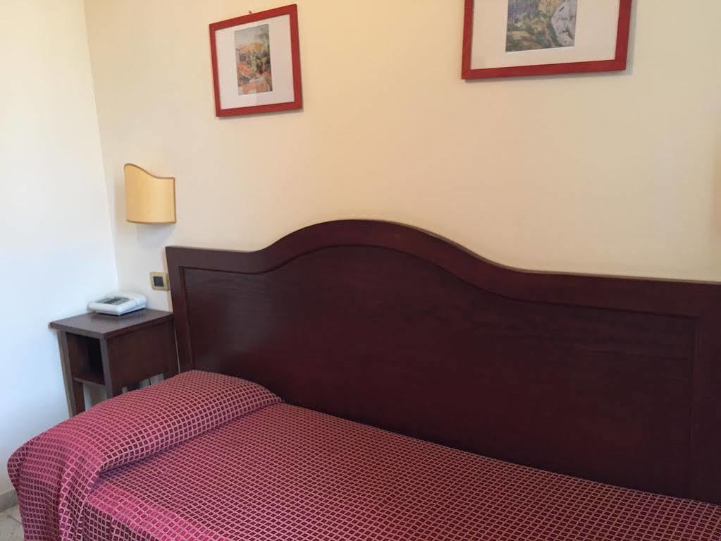 Hotel Albatros Каленцано Екстериор снимка