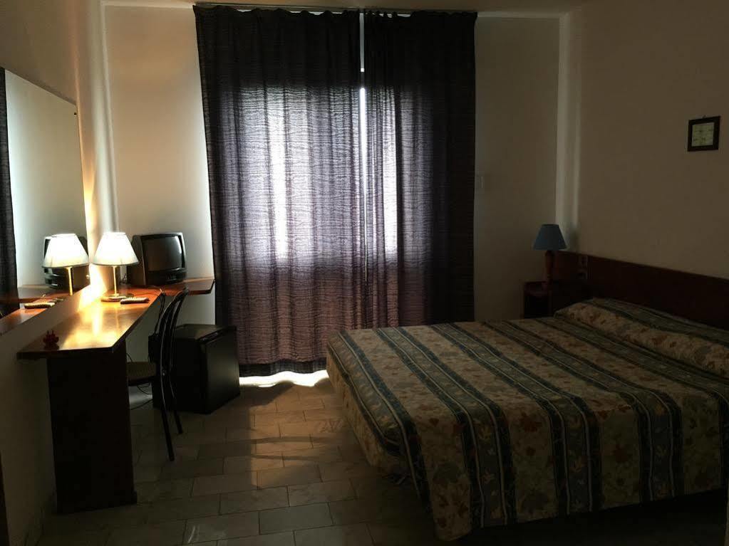 Hotel Albatros Каленцано Екстериор снимка