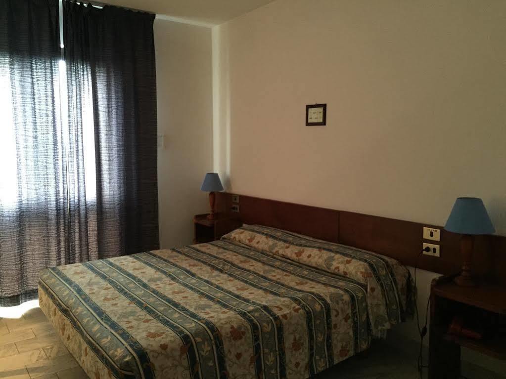 Hotel Albatros Каленцано Екстериор снимка